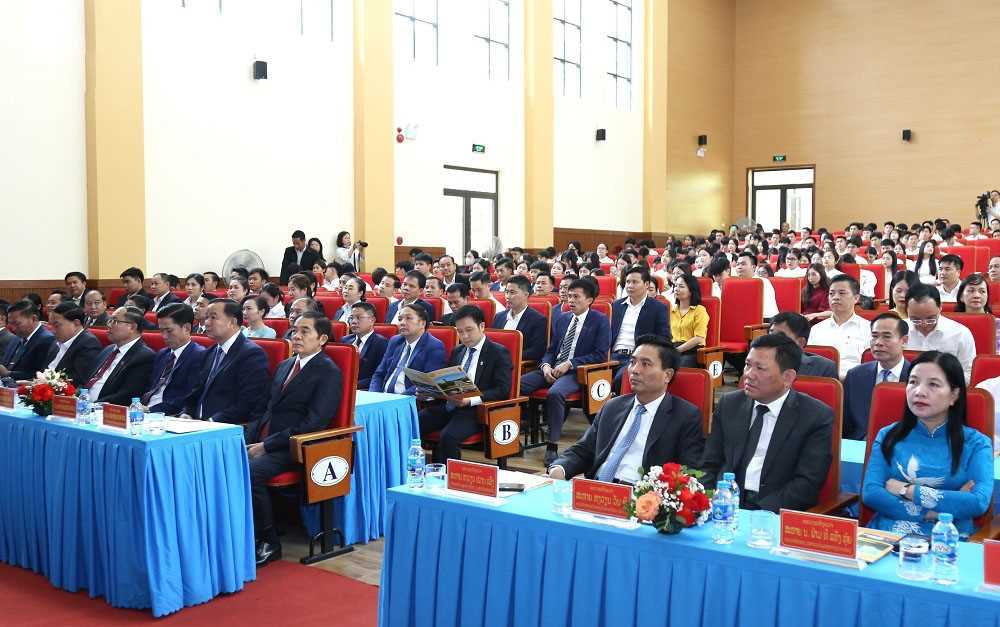 Lễ trao tặng Huân, Huy chương của Chủ tịch nước Cộng hòa Dân chủ Nhân dân Lào cho tập thể và các cá nhân Trường Đại học Hồng Đức